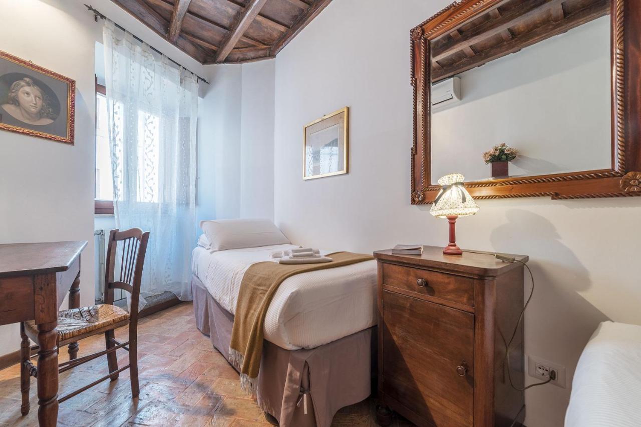 By The Charming Piazza Navona - FromhometoRoma Exterior foto
