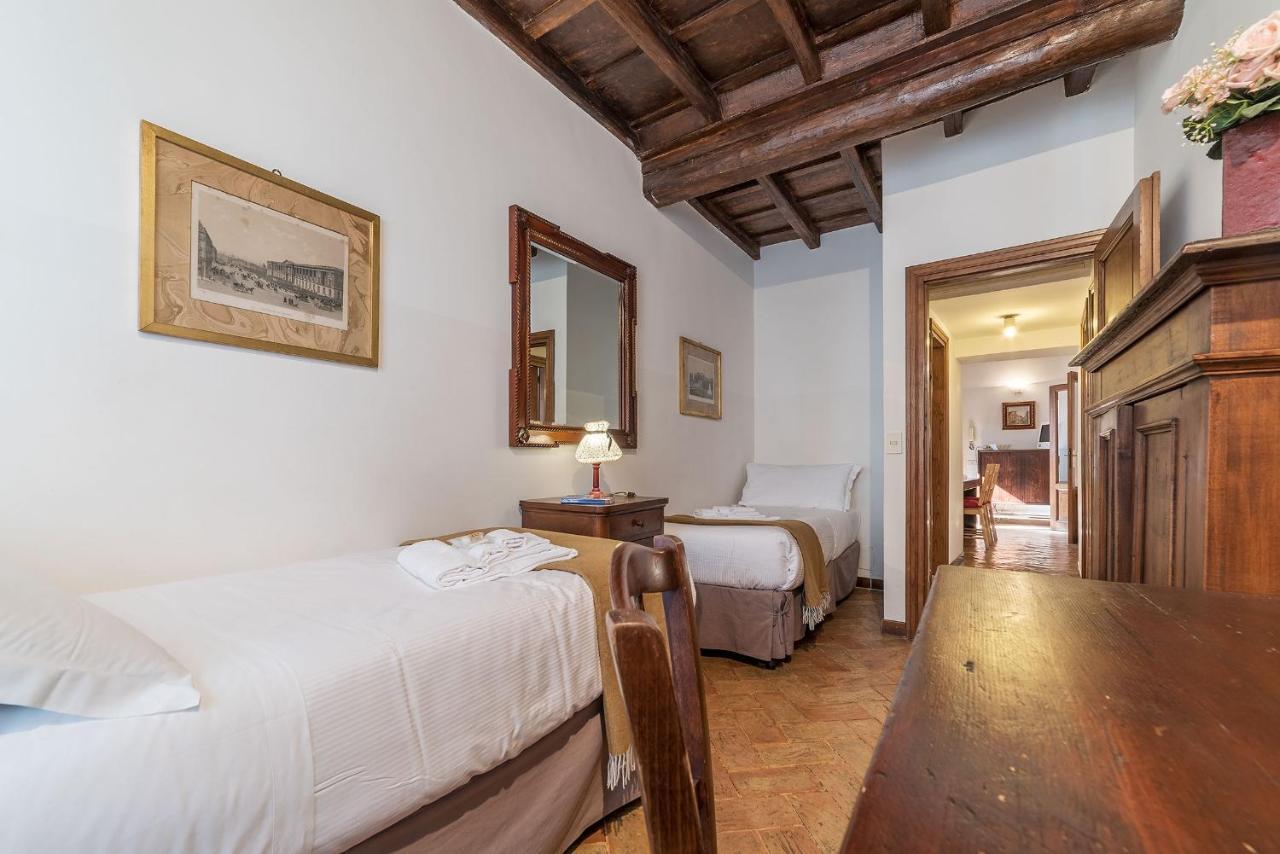 By The Charming Piazza Navona - FromhometoRoma Exterior foto
